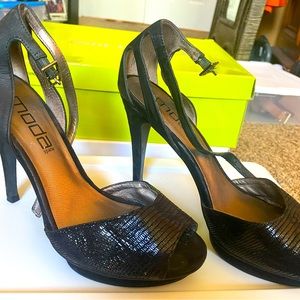 Elegant Moda platform heels, 7.5, excellent condition